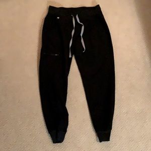 Black FIGS Zamora jogger scrub pants (S petite)